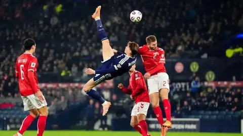 巴特勒去年休赛期热切寻求提前续约热火，莱利婉拒，霍斯特曝光内情